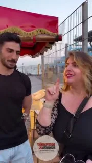 Türkiye’nin en yakışıklı mısırcısı olarak tanınan Alper’i ziyaret eden bir kadın, gördüğü karşısında ne diyeceğini şaşırdı