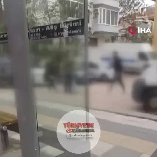 Afyonkarahisar'da kızlar arasında çıkan kavgaya müdahale eden yaşlı adam, bıçak çeken gencin saldırısından son anda kurtuldu
