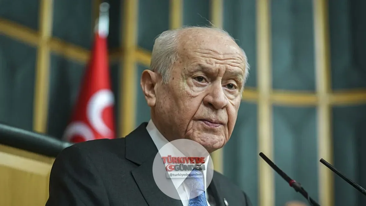 Türk Gençliği Büyük Kurultayı'nda konuşan Devlet Bahçeli: "Tarihinize yüz çevirmeyeceksiniz. Garp'ın çağdaşlık pazarlarında atanızın öğüdünü, ananızın duasını satmayacaksınız. Gündeminizi küresel rüzgarların insafına, günlerinizi sanal alemin girdabı