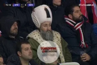 Yapay zeka ile oluşturulan Kanuni Sultan Süleyman’ın stadyumda maç izlediği görüntüler sosyal medyada gündem oldu