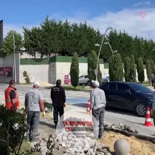 İstanbul Büyükçekmece'de yol çalışması yapan işçiler, yakındaki okulda İstiklal Marşı okunduğunu duyunca saygı duruşuna geçti