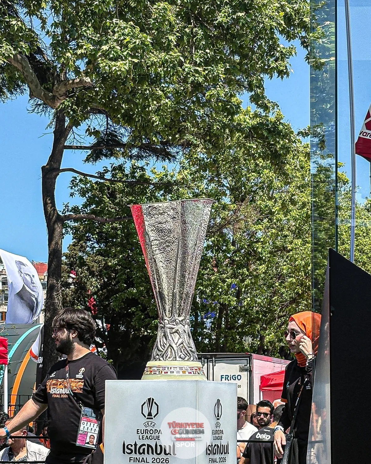 UEFA Avrupa Ligi kupası, Beşiktaş Meydanı’nda yarınki sahibini bekliyor.