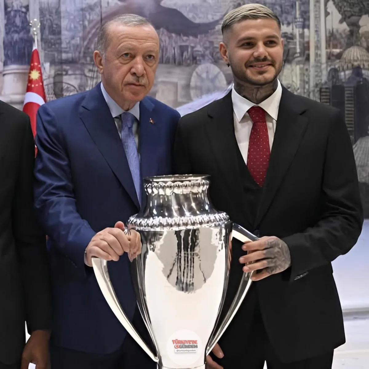 Mauro İcardi: (Recep Tayyip Erdoğan’a) “4 yıl önce geldiğimde Türk futbolu böyle değildi. Şimdi Türkiye ve Galatasaray adeta seviye atladı.”