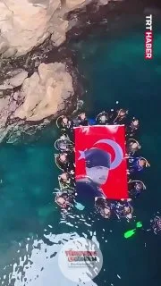 Fethiye’de dalgıçlar 19 Mayıs’ı deniz altında Türk bayraklarıyla kutladı