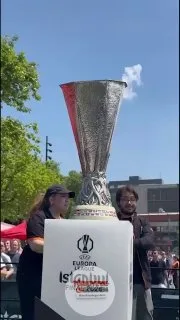 İstanbul'a gelen Aston Villa ve Freiburg taraftarları, UEFA Avrupa Ligi kupası ile fotoğraf çekildi