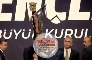 Devlet Bahçeli'ye, "Altın Kurt Başlı Tuğ" hediye edildi
