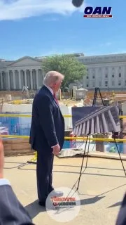 Başkan Trump, Beyaz Saray Balo Salonu'ndaki inşaat çalışmaları hakkında güncel bilgiler paylaştı. OAN Beyaz Saray Baş Muhabiri Daniel Baldwin, Başkan Trump'ın inşaat alanını ziyaret ettiği anları özel görüntülerle ekranlara taşıdı. Daha fazla gelişme