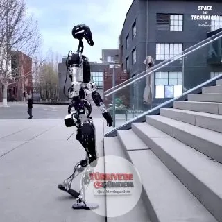 Merdiven çıkmak insansı robotlar için en büyük zorluklardan biri olsa da, PNDBotics Adam artık bunu kolaylıkla başarıyor. Son gösterimde robot, herhangi bir destek almadan, düzensiz basamaklarda bile gerçek dünya dış mekan merdivenlerini sorunsuz bir