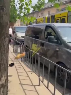 Ukrayna’nın Lviv kentinde, askerlik şubesi görevlilerinin bir erkeği araca bindirmeye çalıştığı anlarda çevredekiler müdahale etti. Bölge sakinleri araçlarıyla yolu kapatırken, bazı kişiler minibüsün camlarını kırarak zorla askere götürülmek istenen
