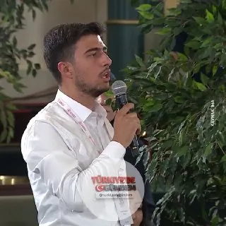Soru: "Sizce Dünya Kupası şampiyonu kim olur?" Gençlik ve Spor Bakanı Osman Aşkın Bak: "Sürpriz yapabiliriz." Cumhurbaşkanı Erdoğan: "Sürpriz yapabiliriz deme. 'Şampiyon olacağız' de."