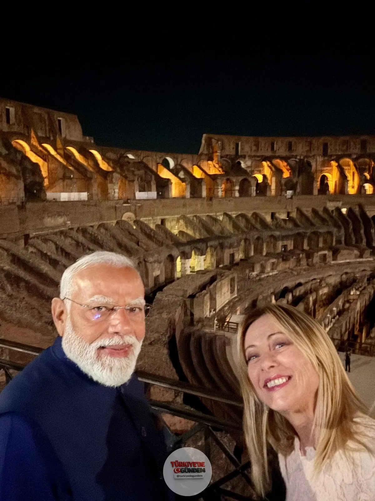 İtalya Başbakanı Meloni, Hindistan Başbakanı Modi ile Roma'da yürüyüş yaparken çekilmiş bir fotoğrafını paylaştı.
