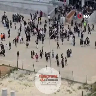 Malatya merkezli meydana gelen ve çevre illerde de hissedilen deprem nedeniyle bazı okullar tahliye edildi.