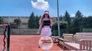 Dijital içerik üreticisi Alina Zeynep, tenis kortunda çektiği video ile "Set Me Free" akımına kendine has bir yorum getirdi.