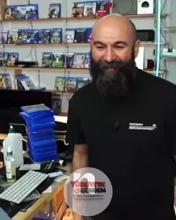 Console Game, "borcunu öde, parfümcü beni" yorumuna şu yanıtı verdi: "Oradan ters köşe olursun. Ben parfüm kullanmıyorum. Manav dersen, market dersen tamam olur. Parfüm kullanmadığım için deodorant bile kullanmıyorum, sadece temizlik duşu alıyorum. O