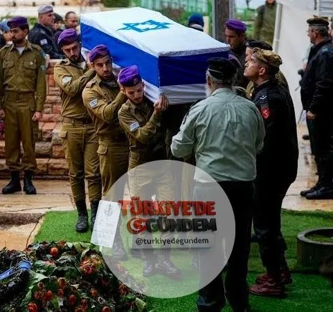 SON DAKİKA: Hizbullah'ın fiber optik teknolojisiyle yönlendirdiği bir insansız hava aracı, Güney Lübnan'da onlarca İsrail askerinin bulunduğu bir binayı vurdu. Saldırıda 401. Tugay'dan bir komutan ile çok sayıda askerin hayatını kaybettiği ve yaralıl