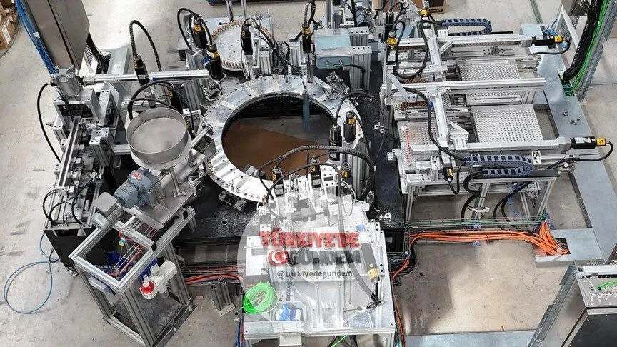 Bir zamanlar uzay araçlarını uzaktan izlediğimiz bir dönem vardı. Bugün ise Türk teknolojileri üretim bandına giriyor. Türk teknoloji şirketleri Intecro Robotics ve MetalWorm tarafından geliştirilen robotik tabanlı ileri üretim sistemleri, uzay araçl