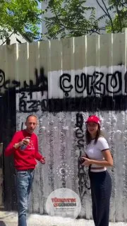 Rus turistler Türkiye’de yeni bir akım başlattı. Turistler, Çukur dizisinin çekildiği mahalleye giderek para karşılığında duvara isim yazdırmaya başladı