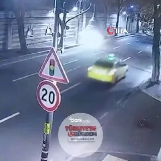 İstanbul'da aşırı hız yapan bir araç, hatalı sollama nedeniyle karşı yönden gelen başka bir araçla kafa kafaya çarpıştı. Kazada 22 yaşındaki bir üniversite öğrencisi hayatını kaybederken, 4 kişinin durumunun ağır olduğu öğrenildi.