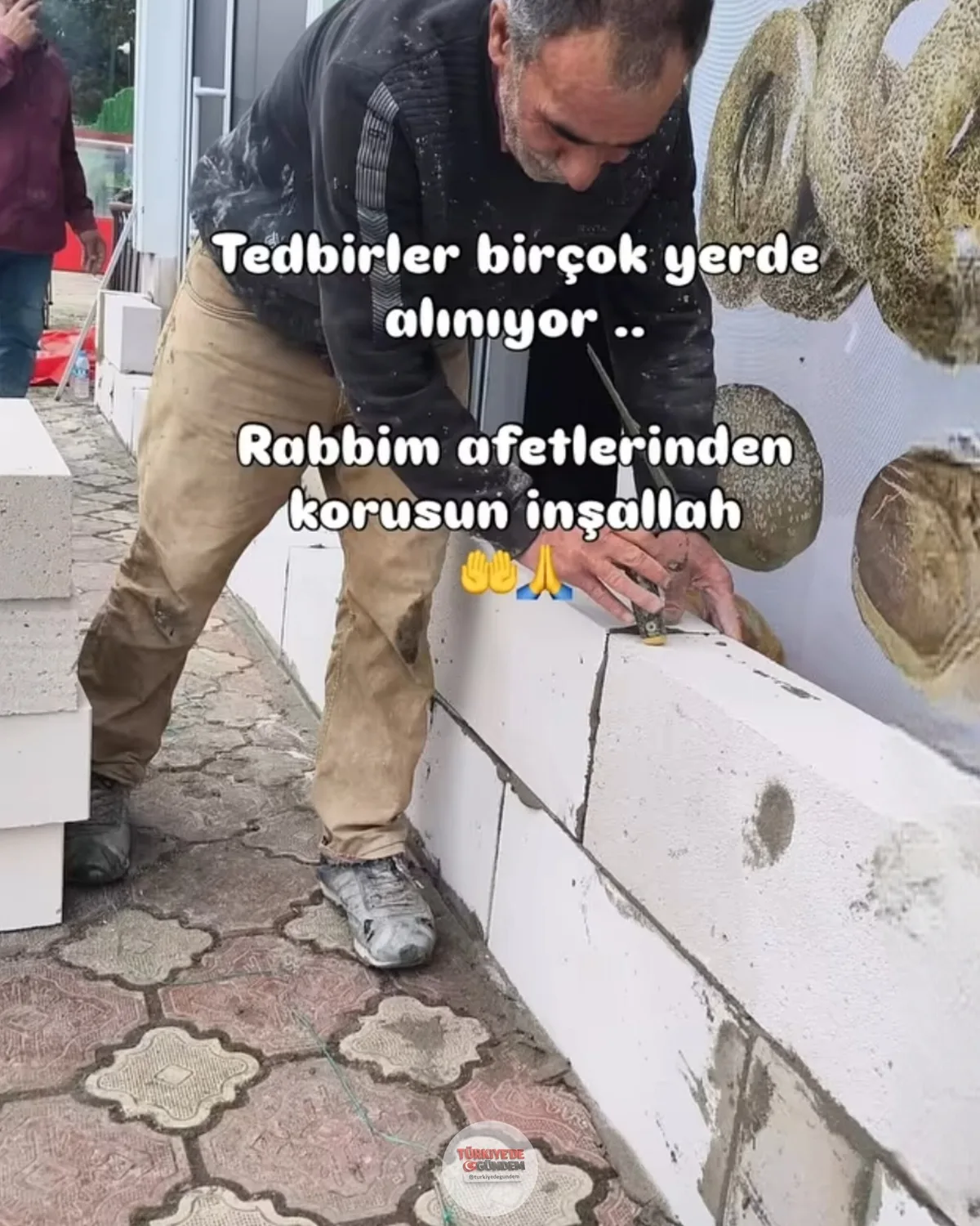 Tokat'tan gelen bir fotoğraf... Almus Barajı taşmak üzere; bölge halkı kendi imkanlarıyla önlem almaya çalışıyor.