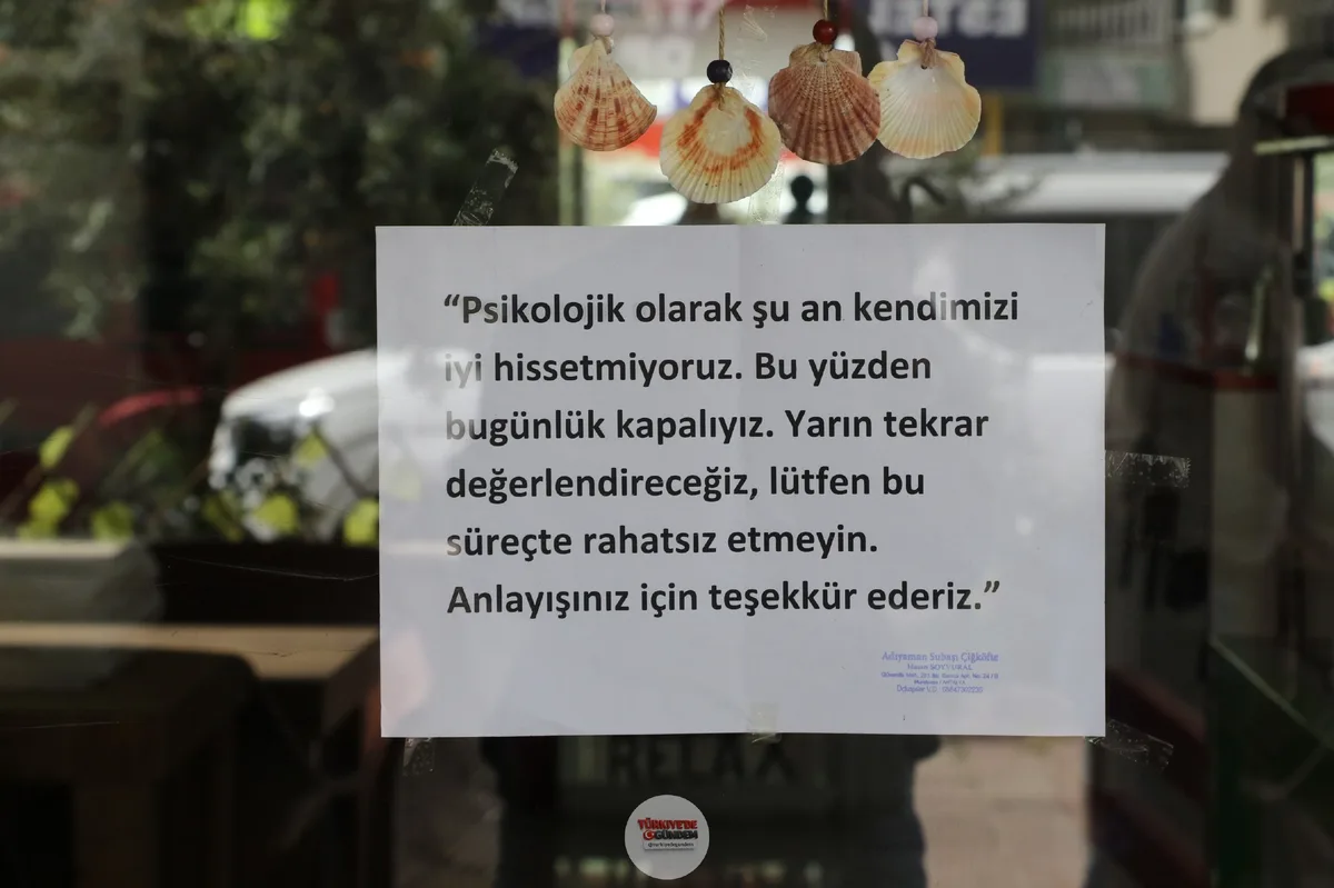 Antalya’da bir çiğköftecinin camına asılan yazı: “Psikolojik olarak şu an kendimizi iyi hissetmiyoruz. Bu yüzden bugünlük kapalıyız. Yarın tekrar değerlendireceğiz, lütfen bu süreçte rahatsız etmeyin.”