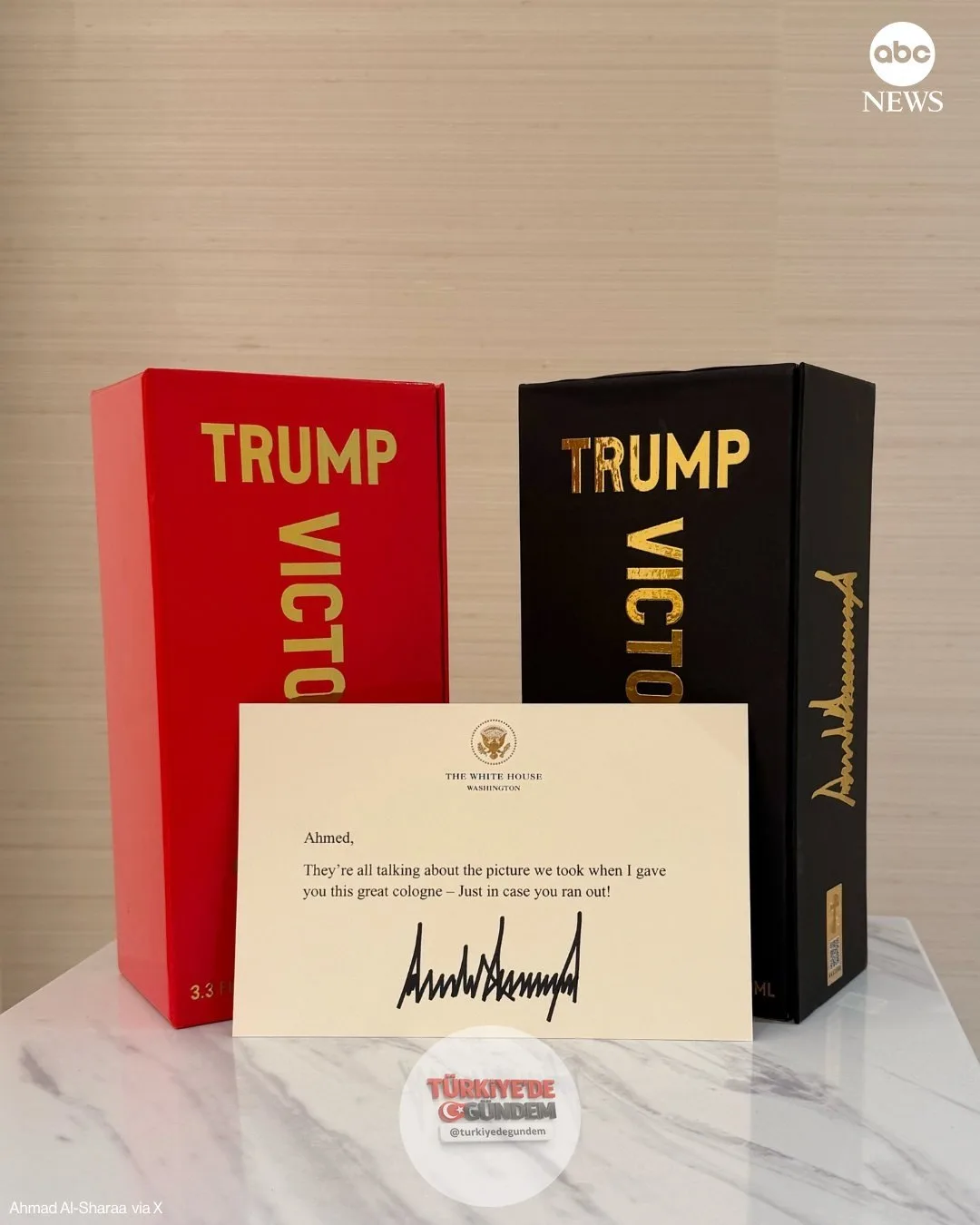 Suriye Devlet Başkanı Ahmed el-Şara, Başkan Trump'ın kendisine gönderdiği bir hediyenin fotoğrafını paylaştı. Geçtiğimiz yıl Beyaz Saray'ı ziyaret ettiğinde Trump'ın kendisine parfüm hediye etmesine atıfta bulunan el-Şara, iki kutu Trump marka kolony