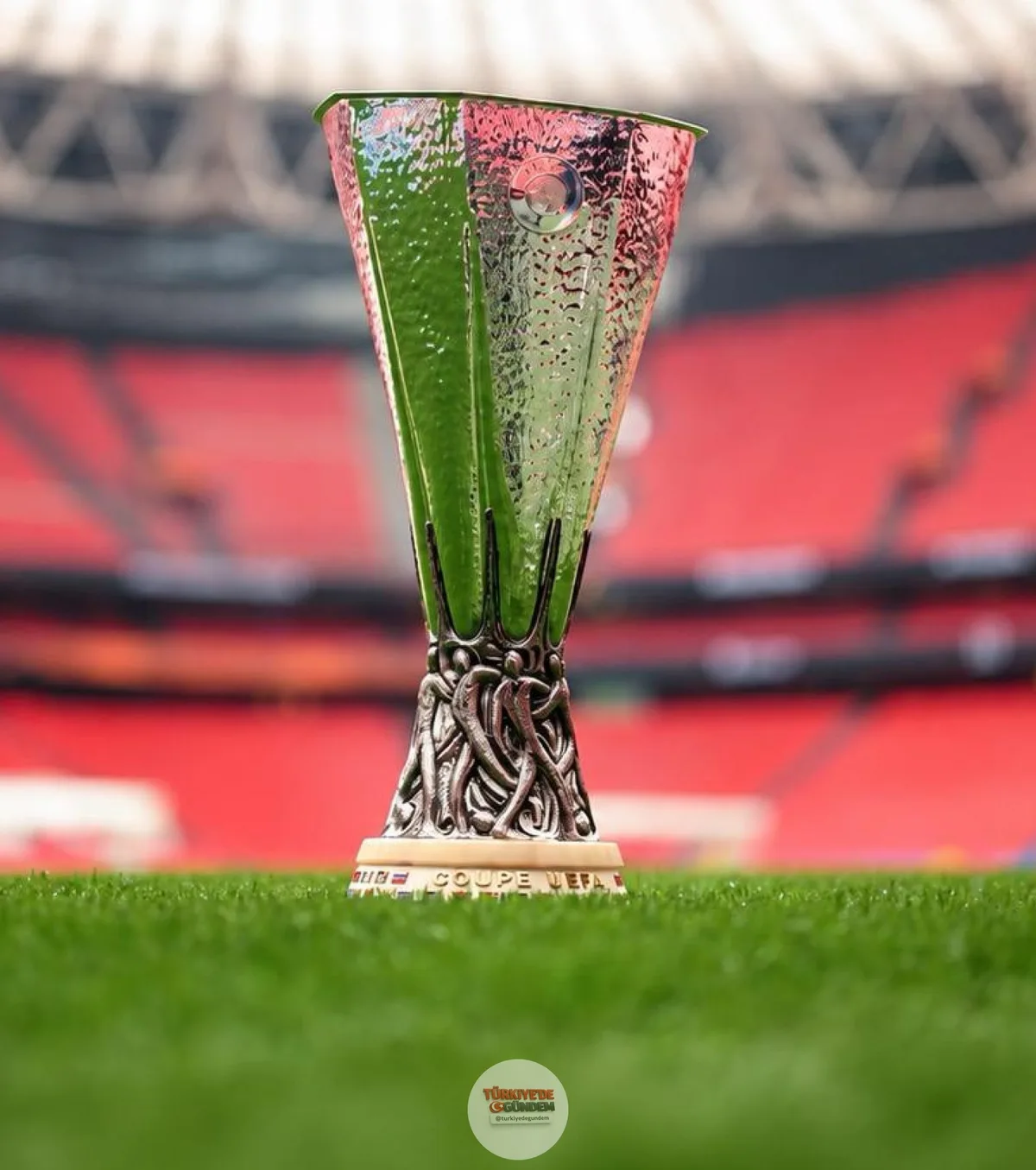UEFA Avrupa Ligi finali için İstanbul'a gelen İngiliz taraftarlar, taksicilerin kurbanı oldu. Taraftarlar, sadece 3,7 kilometrelik taksi yolculuğu için 3 bin 200 TL ödemeye zorlandı.