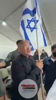İşgalci İsrail'in Bakanı Ben-Gvir, uluslararası sularda yasa dışı yollarla alıkoydukları Sumud Filosu aktivistlerine hakaret etti. Bu olay skandalın ötesinde bir durum. Sivilleri kaçırıp ellerini arkadan kelepçelediler, üstüne bir de şov yapıyorlar.