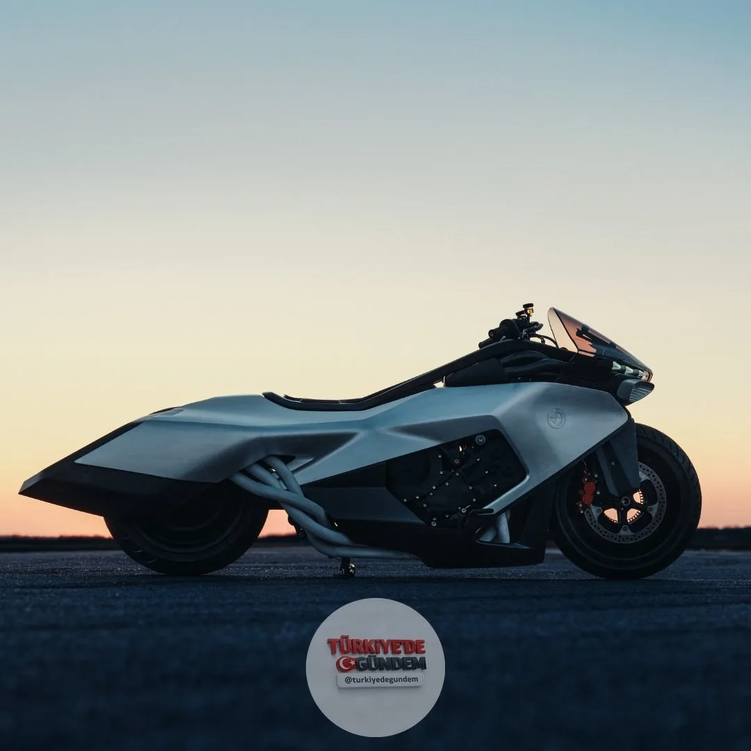 BMW, Concorde süpersonik jetinden ilham alan ultra alçak bagger tasarımıyla dikkat çeken fütüristik motosiklet konsepti Vision K18'i tanıttı.