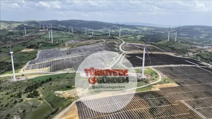 Güneş ve rüzgardan elektrik üretimi Türkiye’de ilk kez kömürü geçti. Nisanda güneş ve rüzgar enerjisinin toplam payı yüzde 22,8’e ulaştı. Toplam üretimde yenilenebilirin payı yüzde 71’e ulaşarak son yılların en yüksek seviyesine çıktı