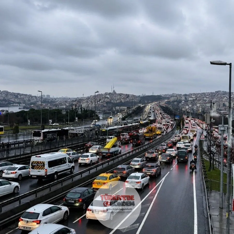 İstanbul'da trafik yoğunluğu yüzde 81'e yükseldi.