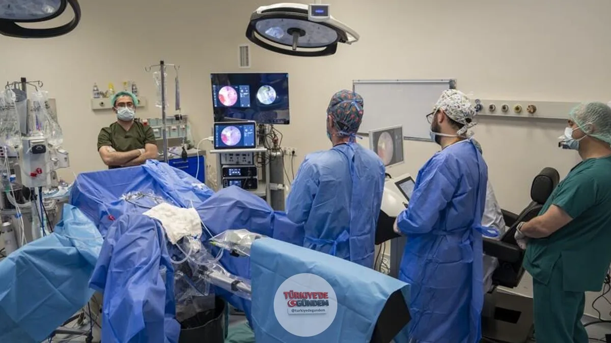 Dünyanın ilk uzaktan böbrek taşı ameliyatı, İstanbul Üniversitesi İstanbul Tıp Fakültesi ile Muş Devlet Hastanesi arasında 5G altyapısı kullanılarak, Retrograd İntrarenal Cerrahi (RIRS) yöntemiyle gerçekleştirildi.