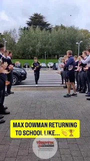 16 yaşındaki Arsenal oyuncusu Max Dowman'ın şampiyonluk sonrası okulda karşılandığı o an