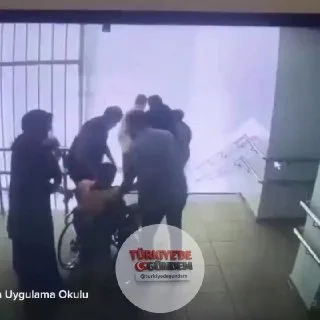 Malatya'da meydana gelen 5,6 büyüklüğündeki depremde öğretmenler, engelli öğrencileri kucaklarında taşıdı.