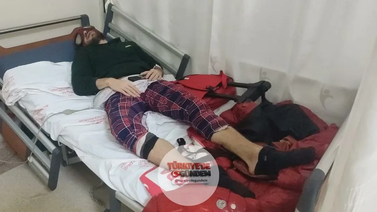 "Türk Örümcek Adam" lakaplı sosyal medya fenomeni Ayaz Salih Koç, Muş'un Varto ilçesinde bir seyyar satıcıdan aldığı çiğ yılan otunu yedikten sonra hastaneye kaldırıldı.