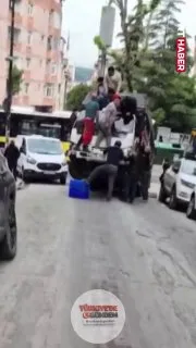 İstanbul'da vatandaşların yokuşu çıkamayan kamyonet devrilmesin diye üstüne çıktığı anlar
