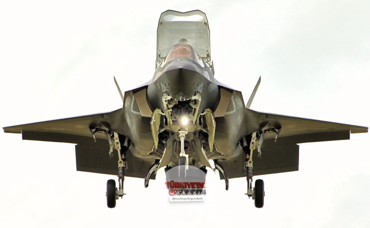 F-35B tipi savaş uçağının Hindistan'da aylarca sahipsiz bırakılmasının üzerinden bir yıl geçmeden yeni bir skandal patlak verdi. İngiliz ordusu için üretilen iki F-35B, fabrikadan çıkıp Teksas'tan İngiltere'ye uçtukları sırada arızalandı. Atlas Okyan