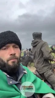 Haftada bir kez toplanıp atlarıyla dört nala koşan yüzlerce Çeçen;