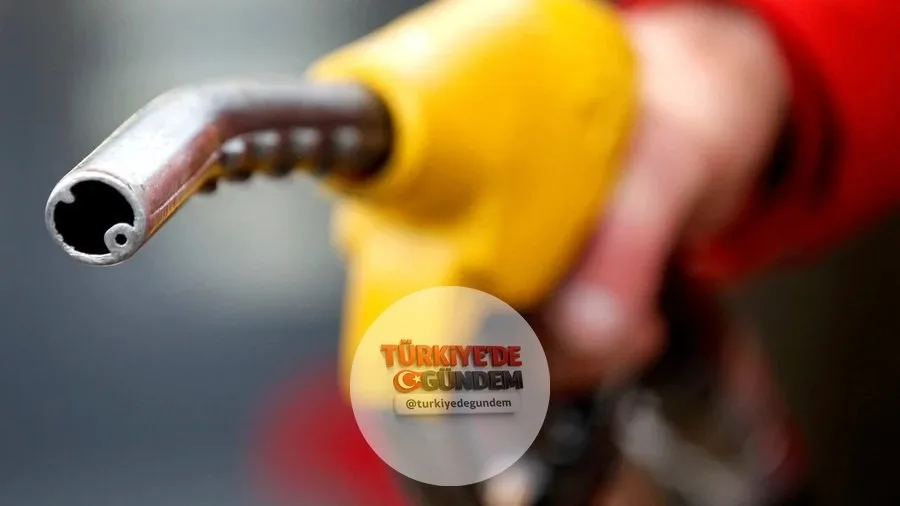 ABD-İran temasları fiyatları aşağı çekti: Petrol yüzde 5 değer kaybetti Brent petrolün vadeli varil fiyatı, bugün saat 19.26 itibarıyla dünkü kapanışa göre yaklaşık yüzde 5,5 azalarak 105,93 dolar oldu. Aynı dakikalarda Batı Teksas türü (WTI) ham pet