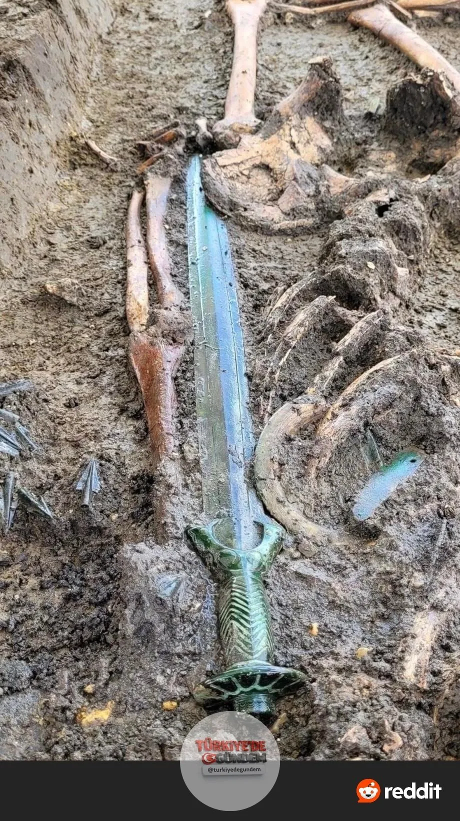 Almanya'nın Nördlingen kentinde, yaklaşık 3 bin yıllık olduğu tahmin edilen bir kılıç gün yüzüne çıkarıldı.