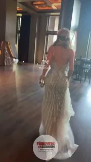 23 yaşındaki yetişkin içerik modeli Breckie Hill, kendisine lüks bir otomobil hediye eden 18 yaşındaki hayranıyla mezuniyet balosuna gitmeyi kabul etti.