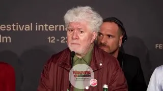 Oscar ödüllü İspanyol yönetmen Pedro Almodovar, sanatçıları toplumun karşı karşıya olduğu krizlere karşı seslerini yükseltmeye çağırarak, bunu Başkan Trump gibi "canavarlara" karşı ahlaki bir görev olarak tanımladı.