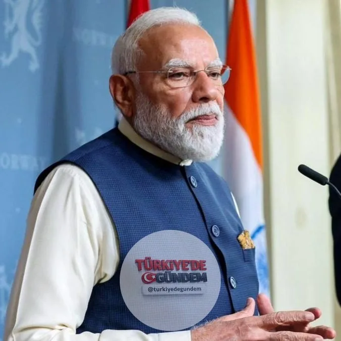 SON DAKİKA: Dagsavisen gazetesinden Norveçli bir gazeteci ve yorumcu, Hindistan Başbakanı Modi'ye "Neden dünyanın en özgür basınından soru almıyorsunuz?" diye sordu. Modi soruyu yanıtlamayı reddetti. Gazeteci, Modi yönetimi altında Hindistan'ın küres