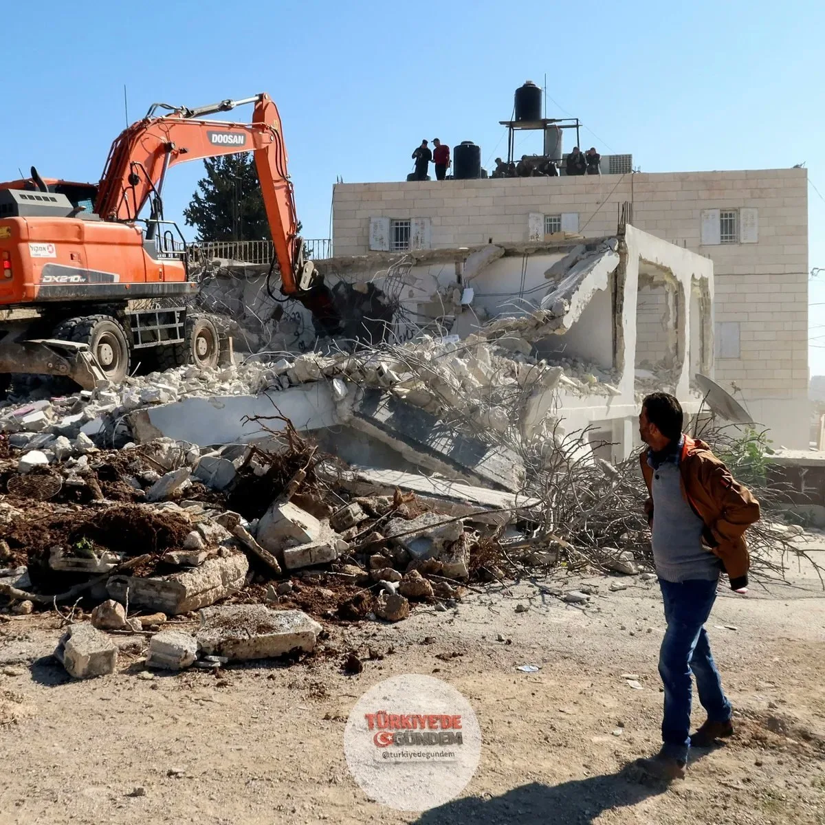 SON DAKİKA: Hyundai marka ekskavatör, buldozer ve benzeri ağır iş makinelerinin, Batı Şeria ve Gazze'deki onlarca Filistin yapısının yıkımında kullanıldığı görsel olarak doğrulandı ve belgelendi. Hyundai ise iddiaları reddederek, "Gazze ve Filistin e
