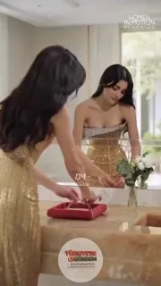 Hande Erçel’in Londra’daki dil eğitiminin ardından yeni reklam filmindeki İngilizcesi sosyal medyada gündem oldu.