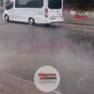 Ankara’da sağanak yağın ardından göle dönen yolda bir vatandaş, eline oltasını alıp balık tutmaya çalıştı
