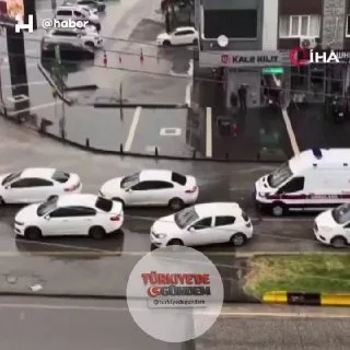 Gaziantep'te yoğun yağıştan dolayı kitlenen trafik, aracından inen bir otobüs şoförünün sürücüleri yönlendirmesiyle açıldı