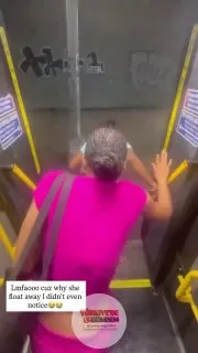New York'ta otobüsten inen bir kadın, şiddetli yağışların ardından oluşan sel sularına kapıldı.