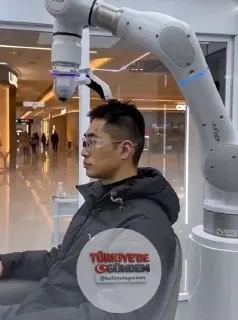 Çin'in bazı şehirlerinde hizmete giren yapay zeka destekli robot berberler, 3D teknolojisiyle müşterileri tarayarak milimetrik hassasiyetle saç kesimi yapıyor.