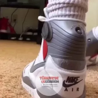 Nike'ın 1989 yılında sporcuların ayak bilekleri için ayarlanabilir sıkıştırma mekanizmasıyla ürettiği Pump Air Pressure ayakkabıları, kişiselleştirilmiş bir kullanım deneyimi sunuyordu.