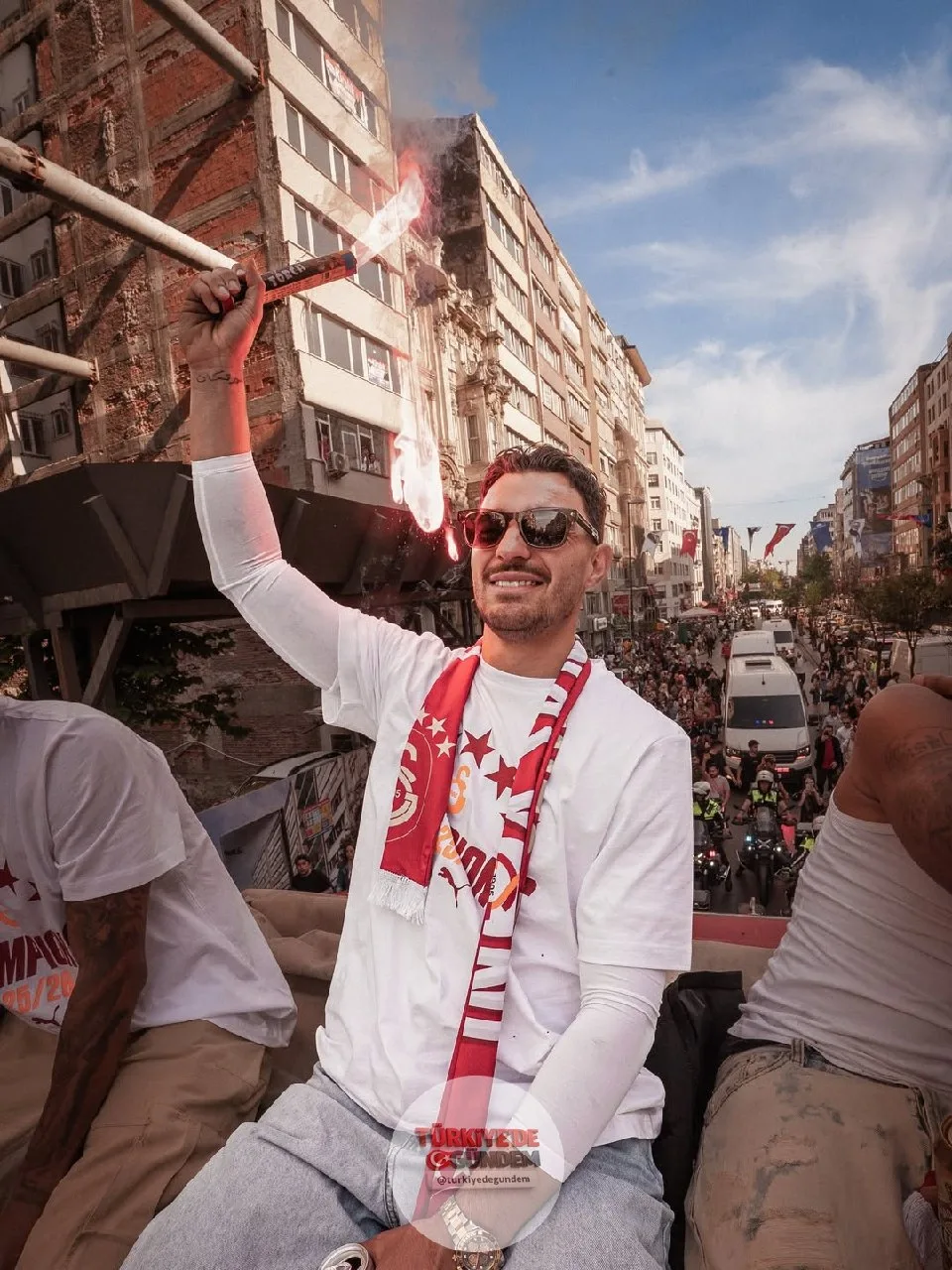 Ayhan ailesi aynı sezonda iki şampiyonluk birden yaşadı! Kaan Ayhan, Galatasaray ile üst üste 4. şampiyonluğunu kutlarken, 19 yaşındaki kardeşi Mertcan Ayhan da Schalke 04 ile şampiyonluğa ulaşarak Bundesliga'ya yükselme başarısı gösterdi.